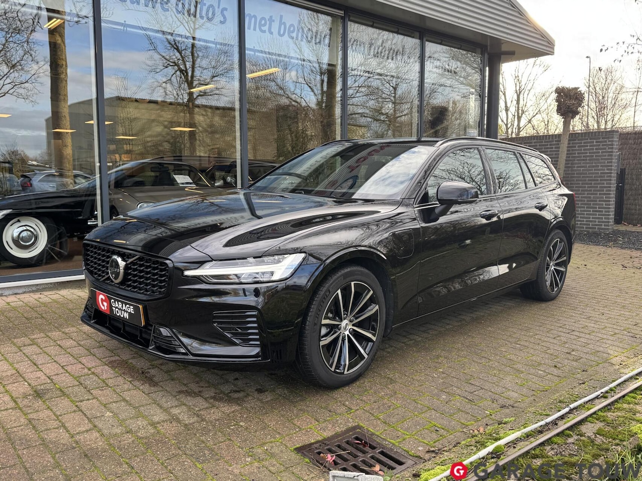 Volvo V60 - 2.0 T6 Plug-in hybrid AWD Plus Dark Elektr.trekh. - AutoWereld.nl