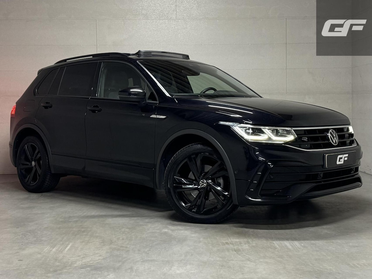 Volkswagen Tiguan - 1.5 TSI R-Line Black Style Pano H/K NAP - AutoWereld.nl