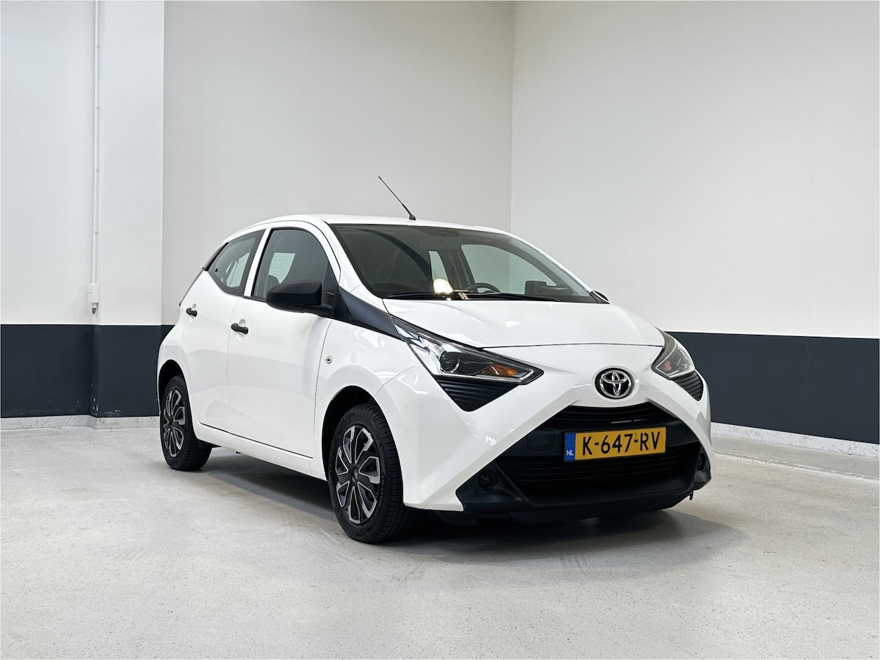 Toyota Aygo - 1.0 VVT-i x-fun | Navigatie| PDC | NL | 1 Eig | 5-DRS | Airco | Elektrisch pakket - AutoWereld.nl