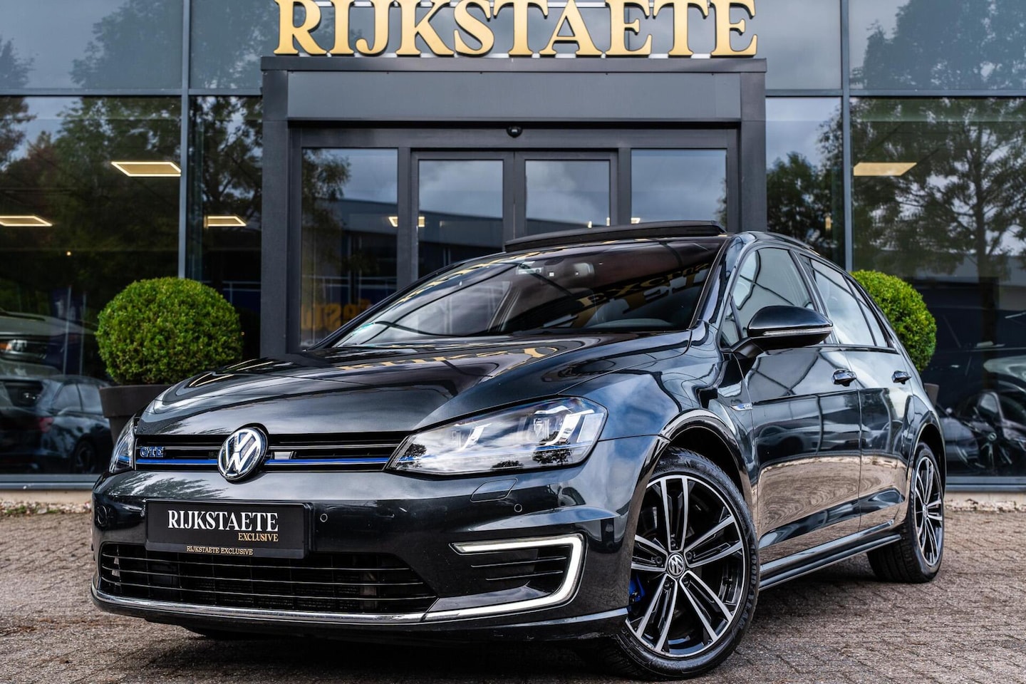 Volkswagen Golf - 1.4 TSI GTE|PANO|CAMERA|TREKHAAK|CARPLAY - AutoWereld.nl