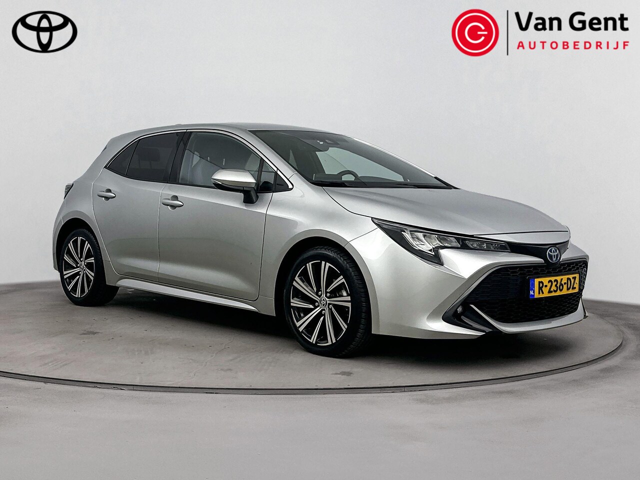 Toyota Corolla - 1.8 Hybrid Dynamic | Navigatie | Apple Carplay / Android Auto | Stoelverwarming | Adaptive - AutoWereld.nl