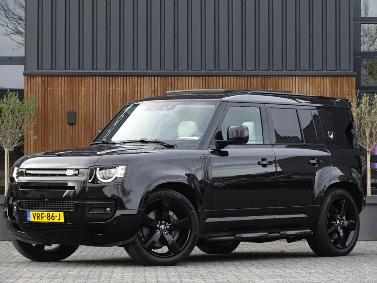 Land Rover Defender 110 - 3.0 D250 MHEV X-Dynamic HSE Heritage Custom / grijs kenteken - AutoWereld.nl