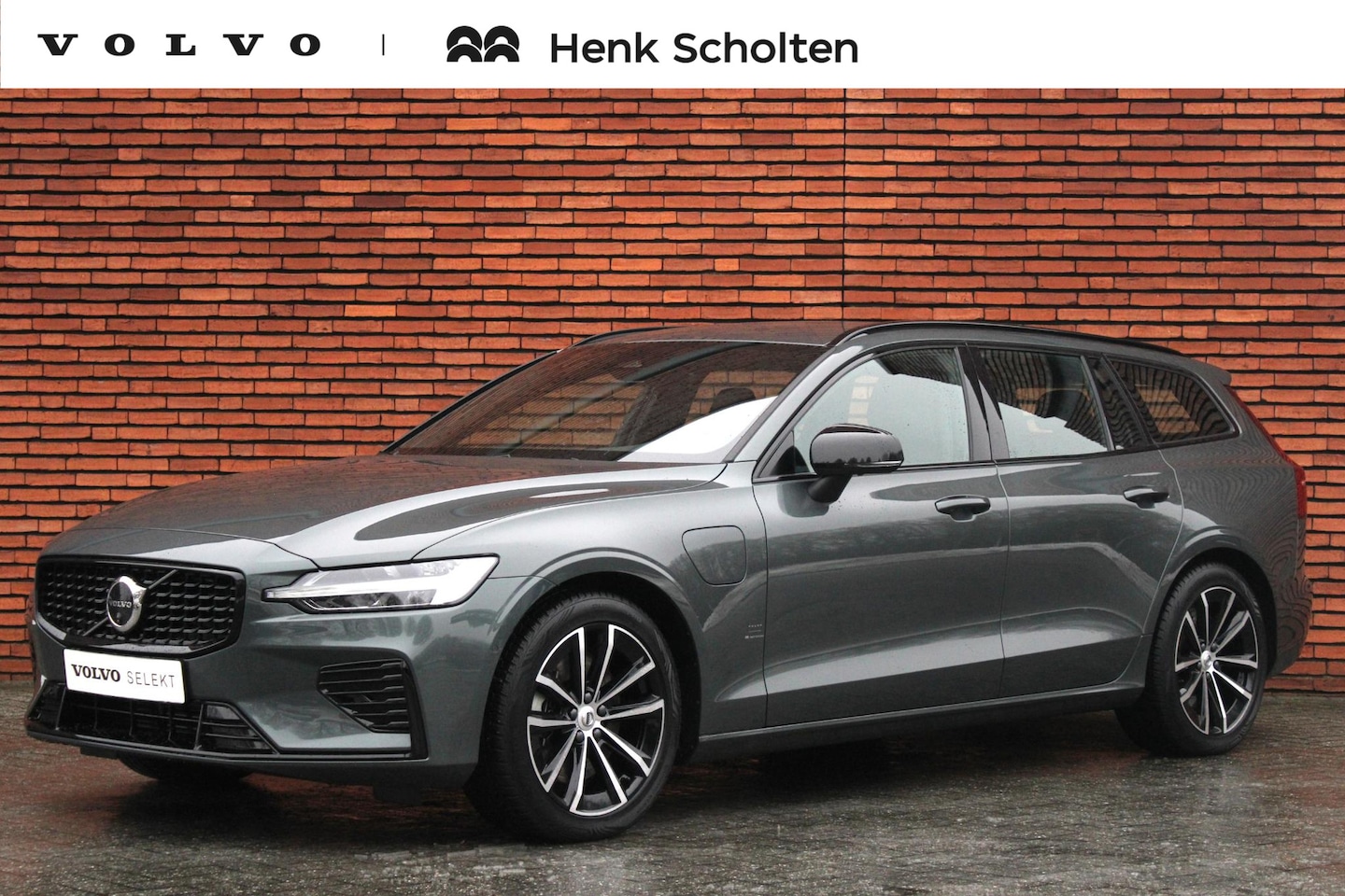 Volvo V60 - T6 Plug-in hybrid AWD Plus Dark | Trekhaak | 360 Graden Camera | Verwarmbare Voorstoelen | - AutoWereld.nl