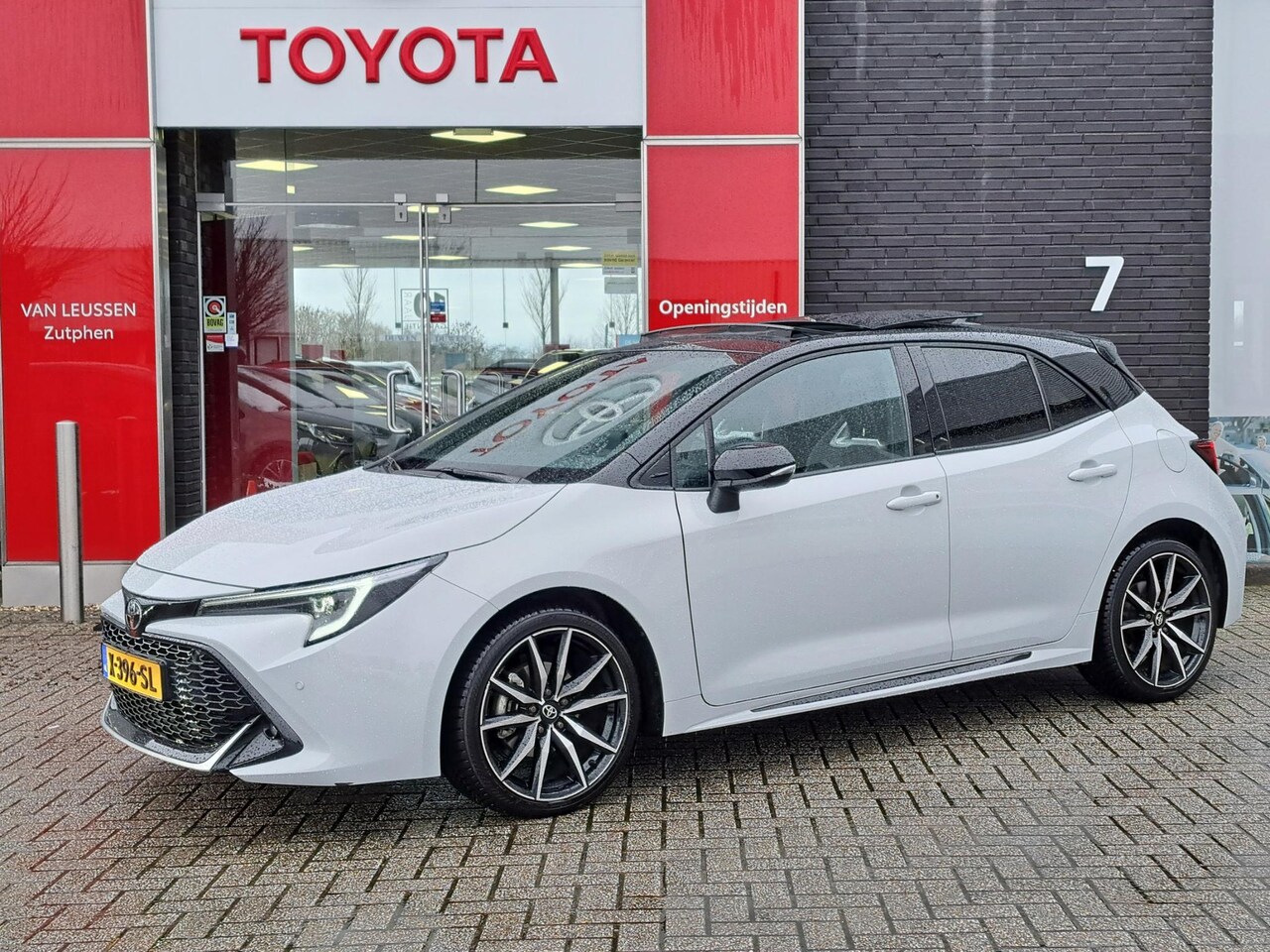 Toyota Corolla - Hybrid 140 GR Sport SCHUIF/KANTELDAK SPORTIEVE UITSTRALING PARKEERSENSOREN - AutoWereld.nl