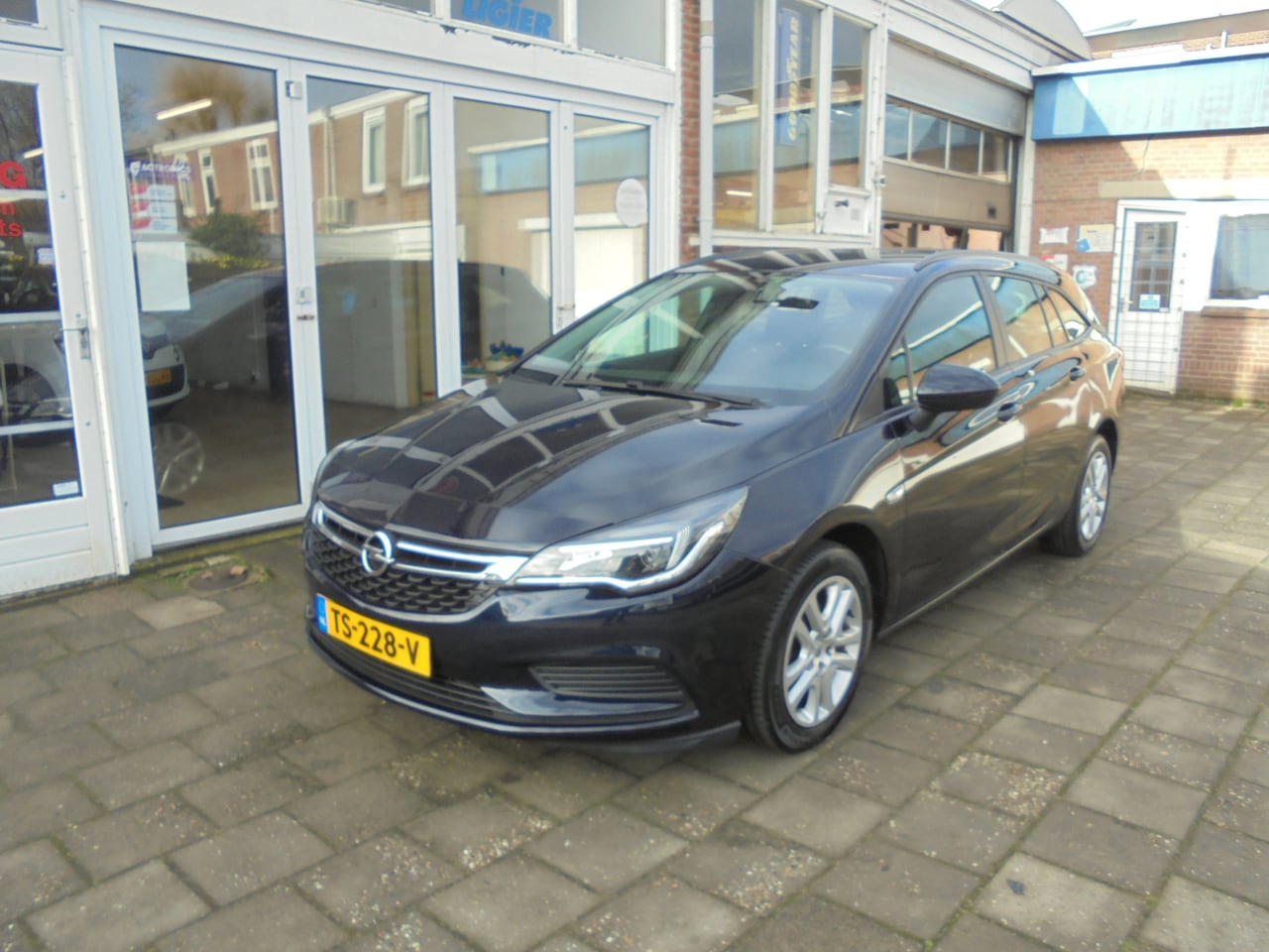 Opel Astra Sports Tourer - 1.0 Online Edition Airco, Cruise, Bluetooth systeem, Trekhaak, Parkeersensoren, Apple Carp - AutoWereld.nl