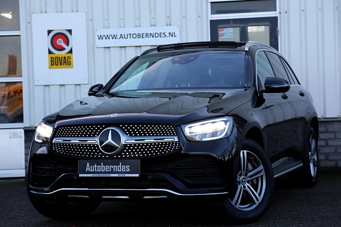 Mercedes-Benz GLC-klasse - 300e 4MATIC AMG Plug in hybride*Perfect MB Onderh.*1ste Eig.*Pano/Massage/ACC/Treeplanken/ - AutoWereld.nl