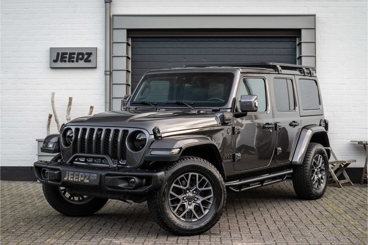 Jeep Wrangler Unlimited - 4xe 380 80th Anniversary - OFD voorbumper - Roof rack - AutoWereld.nl