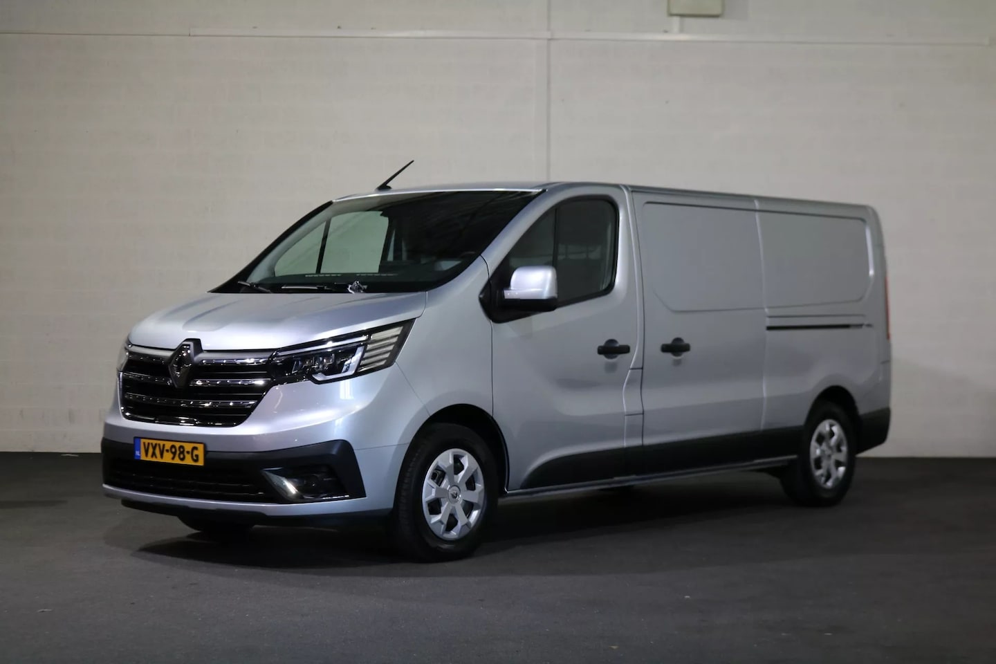Renault Trafic - 2.0 dCi 150 T29 L2H1 Work Edition Airco, nieuwstaat, dubbel schuifdeur, automaat, 150pk, weinig kilometers, - AutoWereld.nl