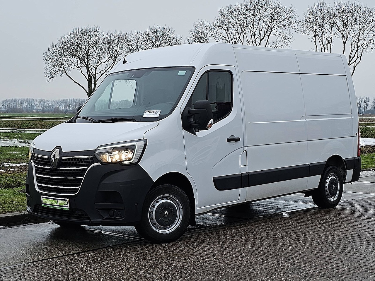 Renault Master - T35 2.3 dCi 135 L2H2 airco, navi, pdc, trekhaak - AutoWereld.nl