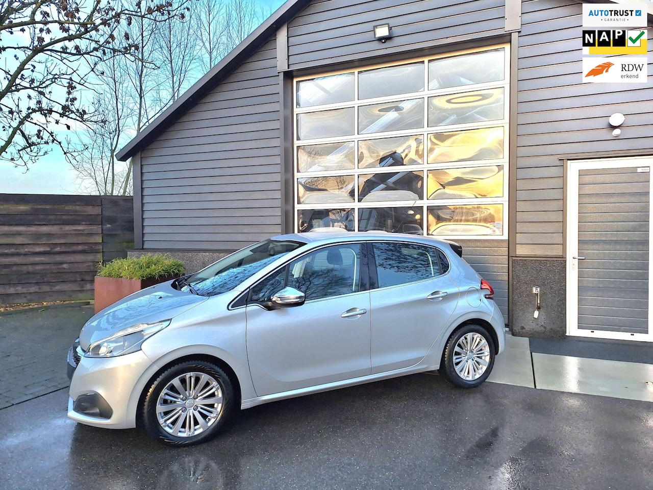 Peugeot 208 - 1.2 PureTech Blue Lease Allure Full-Map Navigatie, Apple-Carplay, Cruise-Control, Climate- - AutoWereld.nl