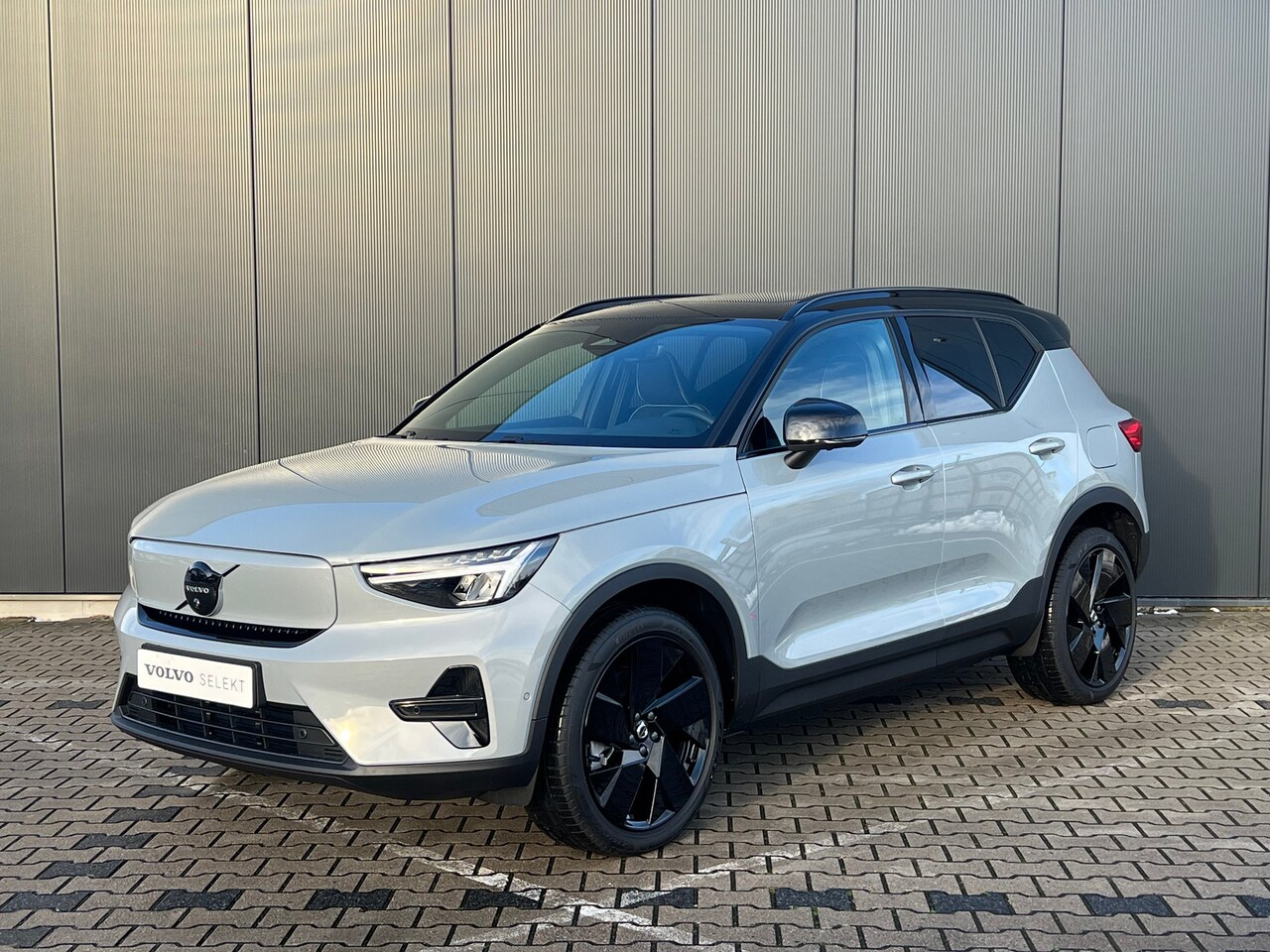 Volvo EX40 - Single Motor Extended Range Ultra Black Ed. 82 kWh | Panoramadak | 17% bijtelling | Harman - AutoWereld.nl