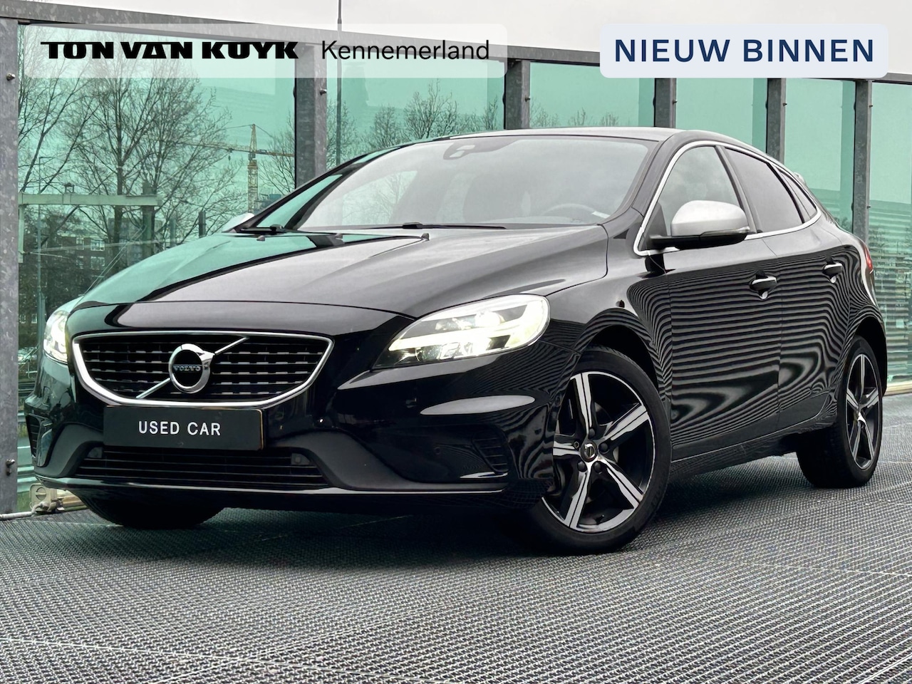 Volvo V40 - 1.5 T3 Polar+ Sport R-design, Automaat, Trekhaak, Panoramadak, Harman Kardon audio, Parkee - AutoWereld.nl