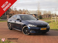 BMW 3-serie - 320e Business Edition Plus | Plug-in Hybride | 19 Inch zwarte velgen | Sportstoelen | Leer