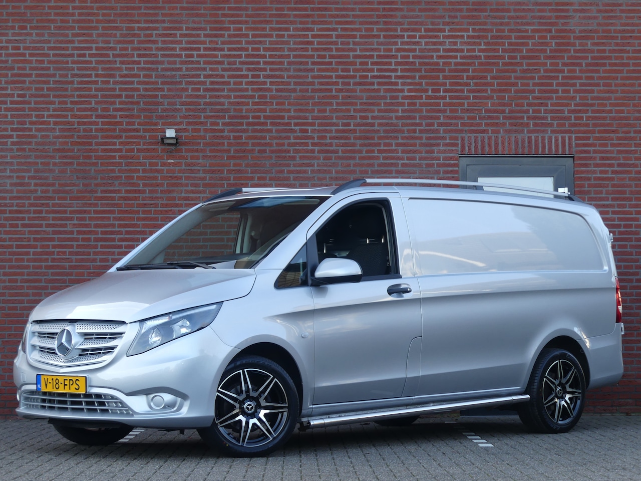 Mercedes-Benz Vito - 114 CDI Lang Camera/Side bars/Cruise control - AutoWereld.nl