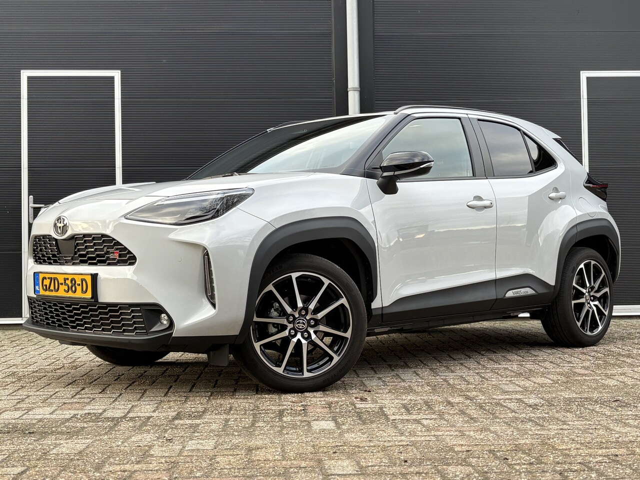 Toyota Yaris Cross - 1.5 Hybrid 130 GR Sport | Dynamic Grey | Navigatie | NL-auto - AutoWereld.nl