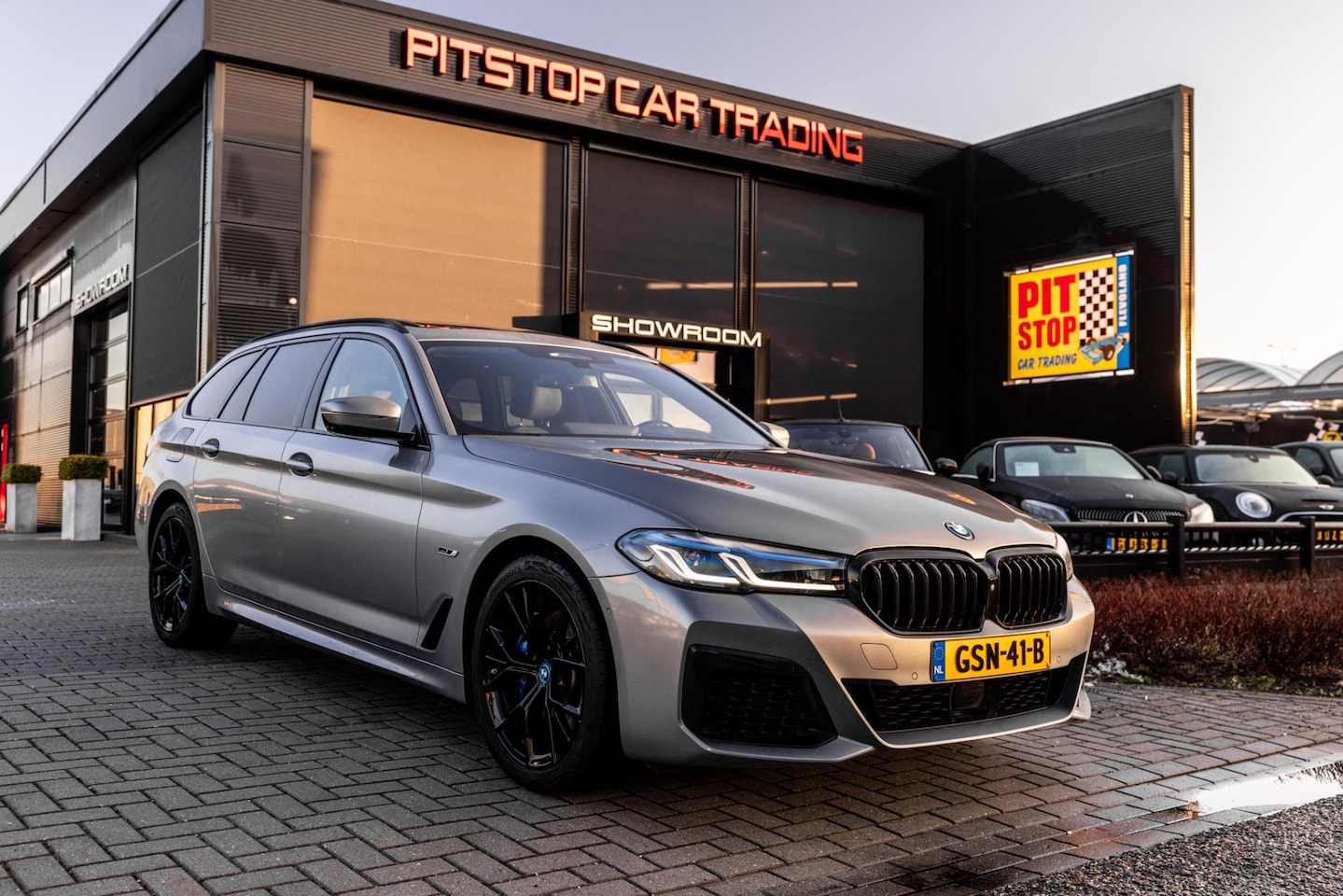 BMW 5-serie Touring - 530e xDrive M-Sport, Pano, ACC, H&K Audio, Shadow line - AutoWereld.nl