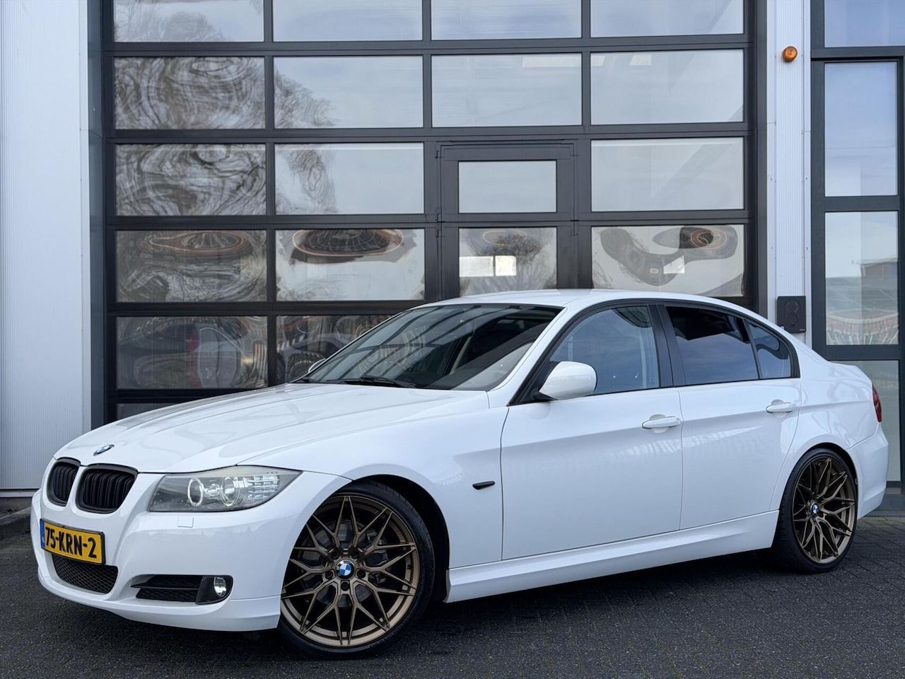 BMW 3-serie - 318i High Exc. Sport / NAVI / CRUISE / 19" / LED - AutoWereld.nl