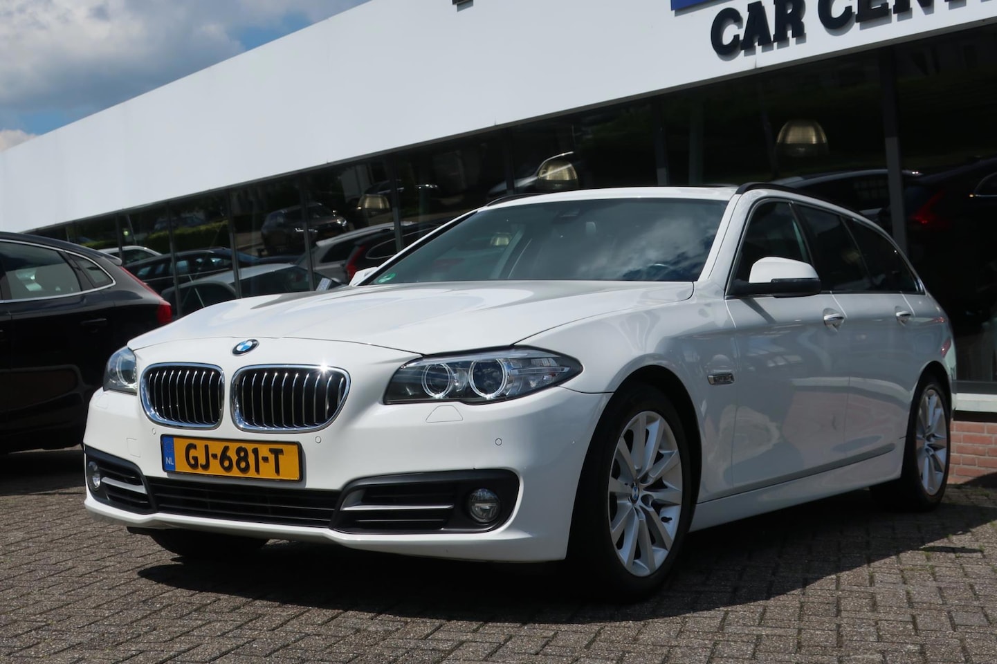 BMW 5-serie Touring - 520d High Executive 2e EIG_LED_PANO_XL-NAVI_TREKHAAK. - AutoWereld.nl