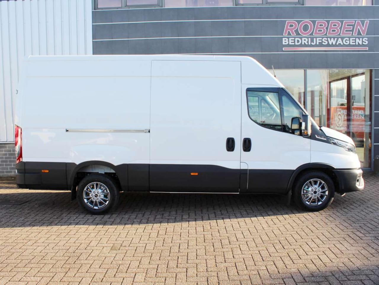 Iveco Daily - 35S18V 3.0 352 H2 L Airco/Cruise/Cam/Nav Nieuw - AutoWereld.nl