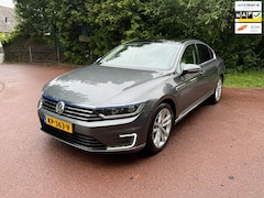 Volkswagen Passat - 1.4 TSI GTE Connected Series Plus / Navi / Pano / Xenon /