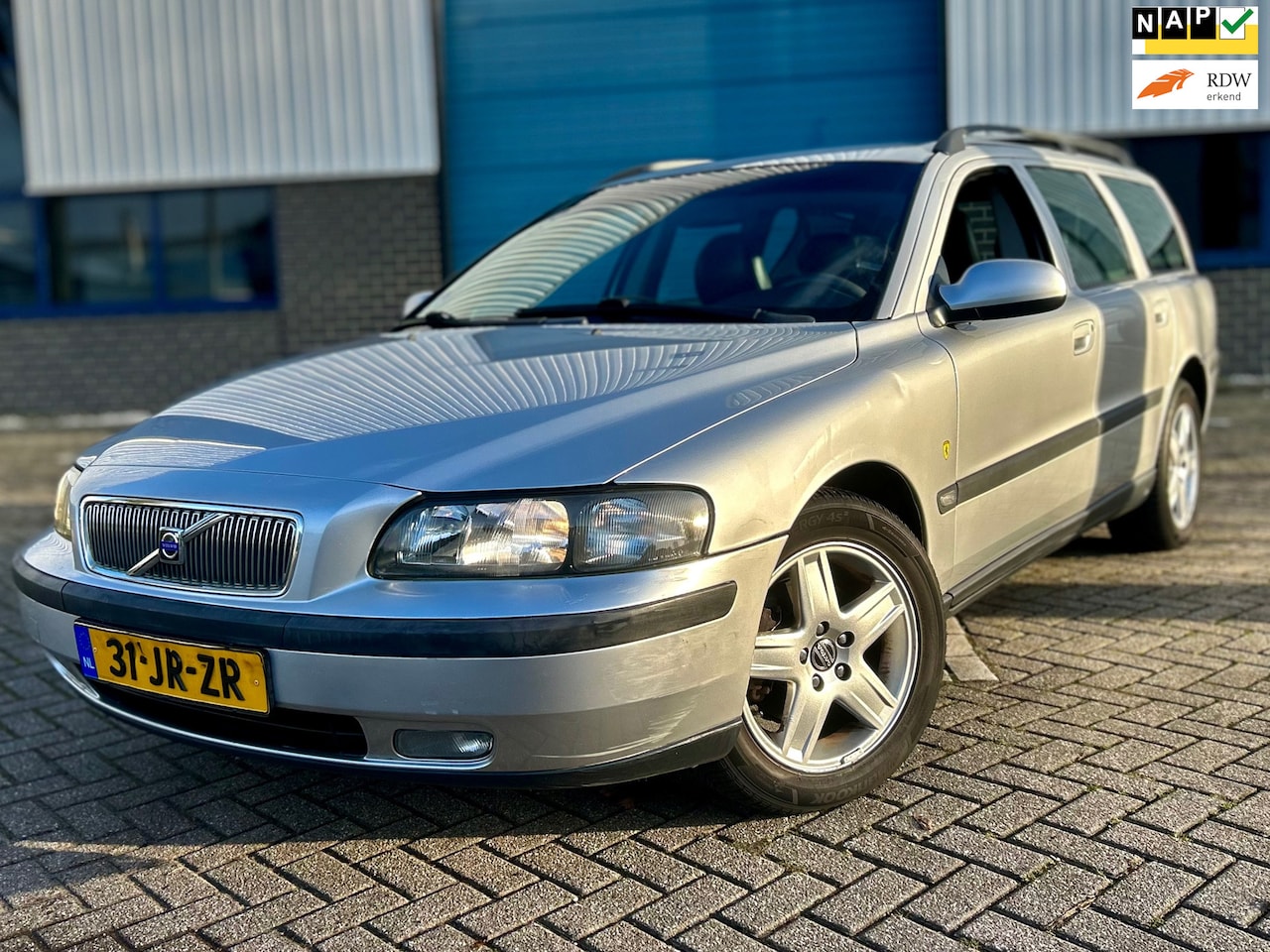 Volvo V70 - 2.4 Comfort Line * 7 PERSOONS * NAP * TREKHAAK * - AutoWereld.nl