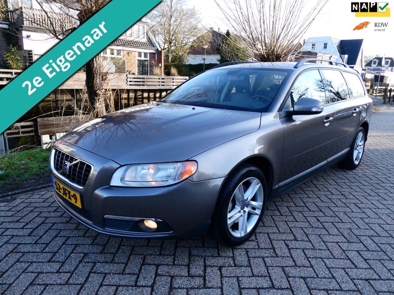 Volvo V70 - 2.5T Kinetic 200pk Clima Leder Navi Trekhaak 1800kg. 2e eig. - AutoWereld.nl