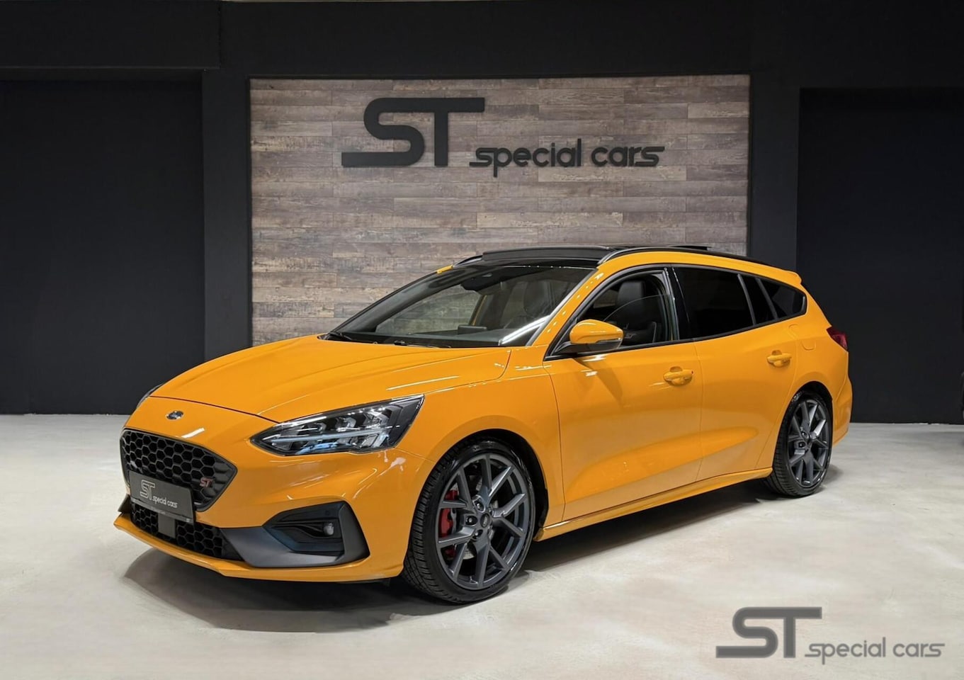 Ford Focus Wagon - 2.3 EcoBoost ST-3 X|Pano|Orange Fury - AutoWereld.nl