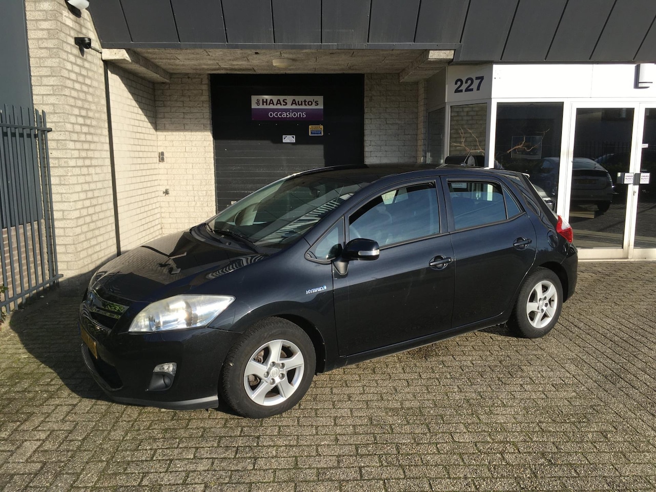 Toyota Auris - 1.8 Full Hybrid Aspiration / ALU VELGEN / APK APRIL 2026 / AIRCO ACC / KEYLESS - AutoWereld.nl