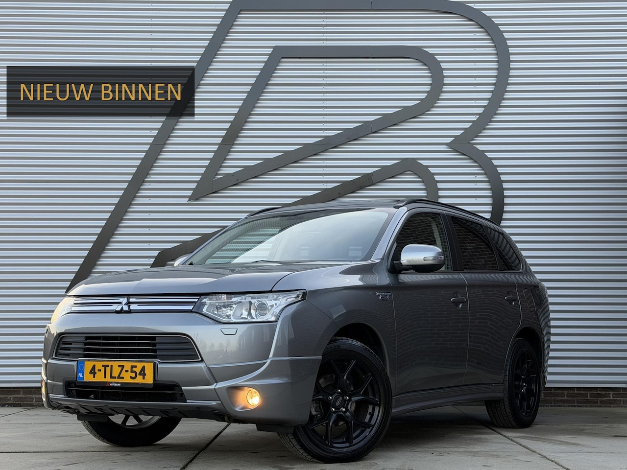 Mitsubishi Outlander - 2.0 PHEV Instyle 2e Eigenaar,Navi,Schuifdak,Trekhaak,Camera,Clima,Cruise,PDC,N.A.P,APK tot - AutoWereld.nl