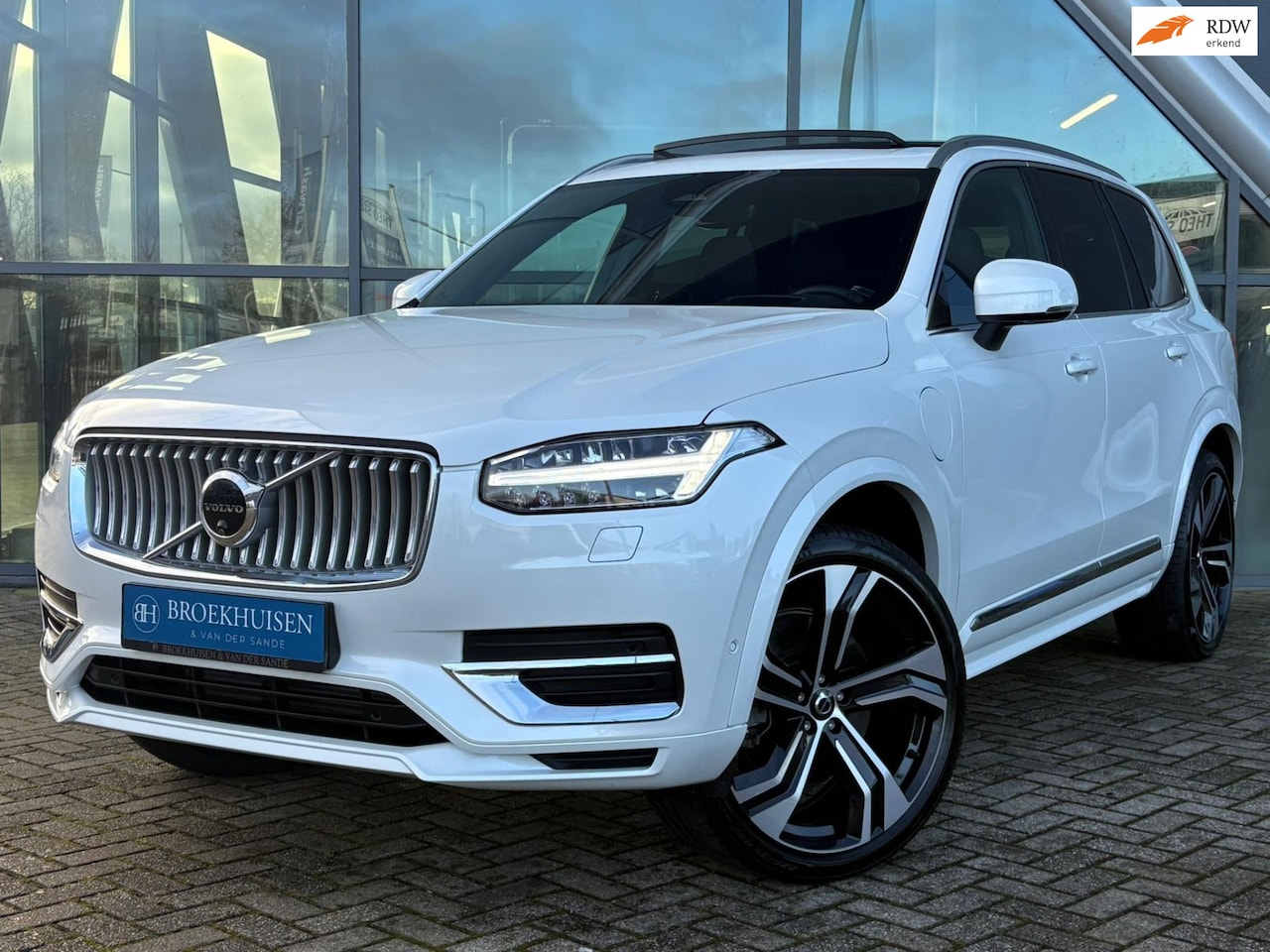 Volvo XC90 - 2.0 T8 Plug-in hybrid AWD Ultra Bright 455pk Luchtvering / Bowers Wilkins Audio / Trekhaak - AutoWereld.nl