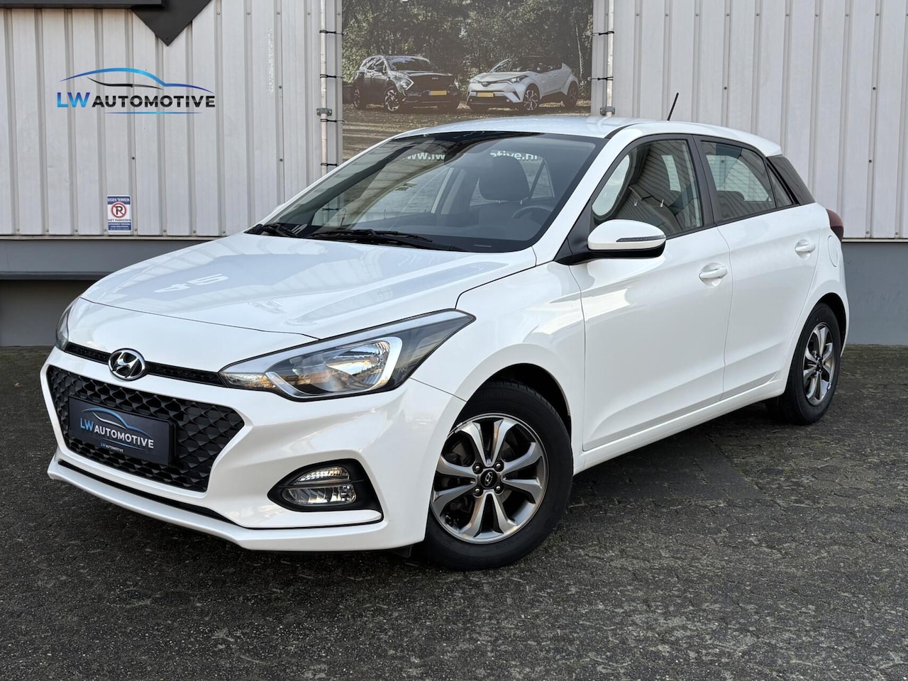 Hyundai i20 - 1.2 HP 84pk Comfort | Carplay | Camera | Trekhaak | Stoel+stuurverwarming - AutoWereld.nl