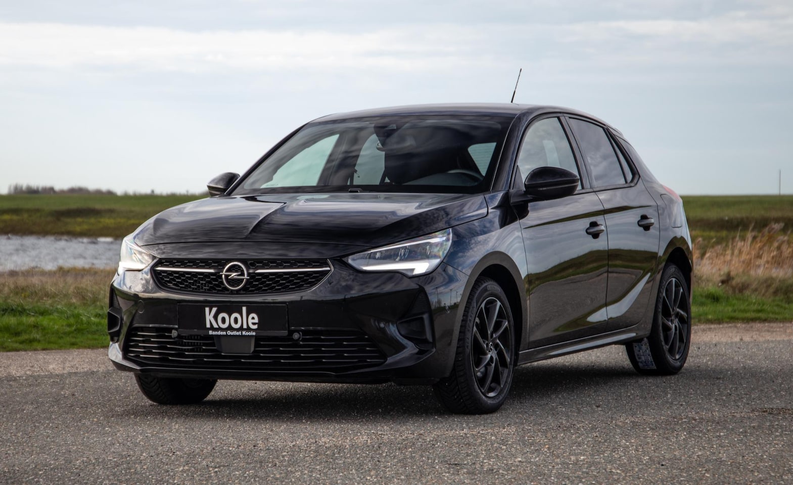 Opel Corsa - 1.2 Turbo GS BLACK LINE / APPLE CARPLAY / AUTOMAAT / 360 CAMERA / STOELVERWARMING - AutoWereld.nl