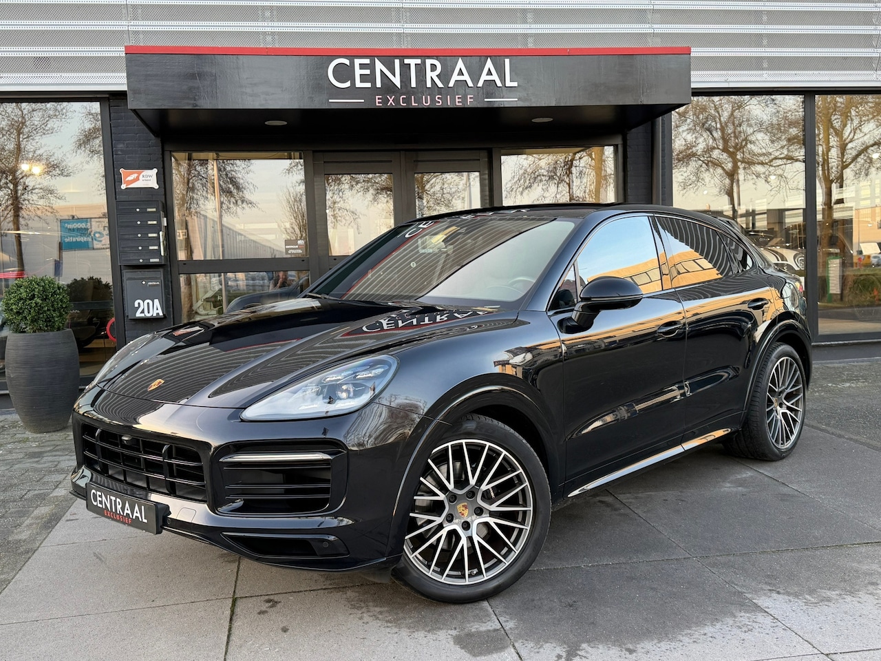 Porsche Cayenne Coupé - 3.0 E-Hybrid Pano|NL-Auto|Keyless|4Wielbesturing|Approved|Bosé|462PK - AutoWereld.nl
