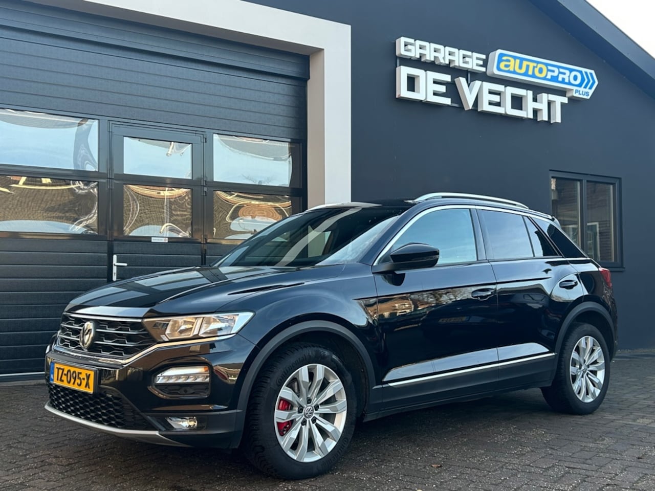 Volkswagen T-Roc - 1.5 TSI Sport Carplay/Trekhaak - AutoWereld.nl