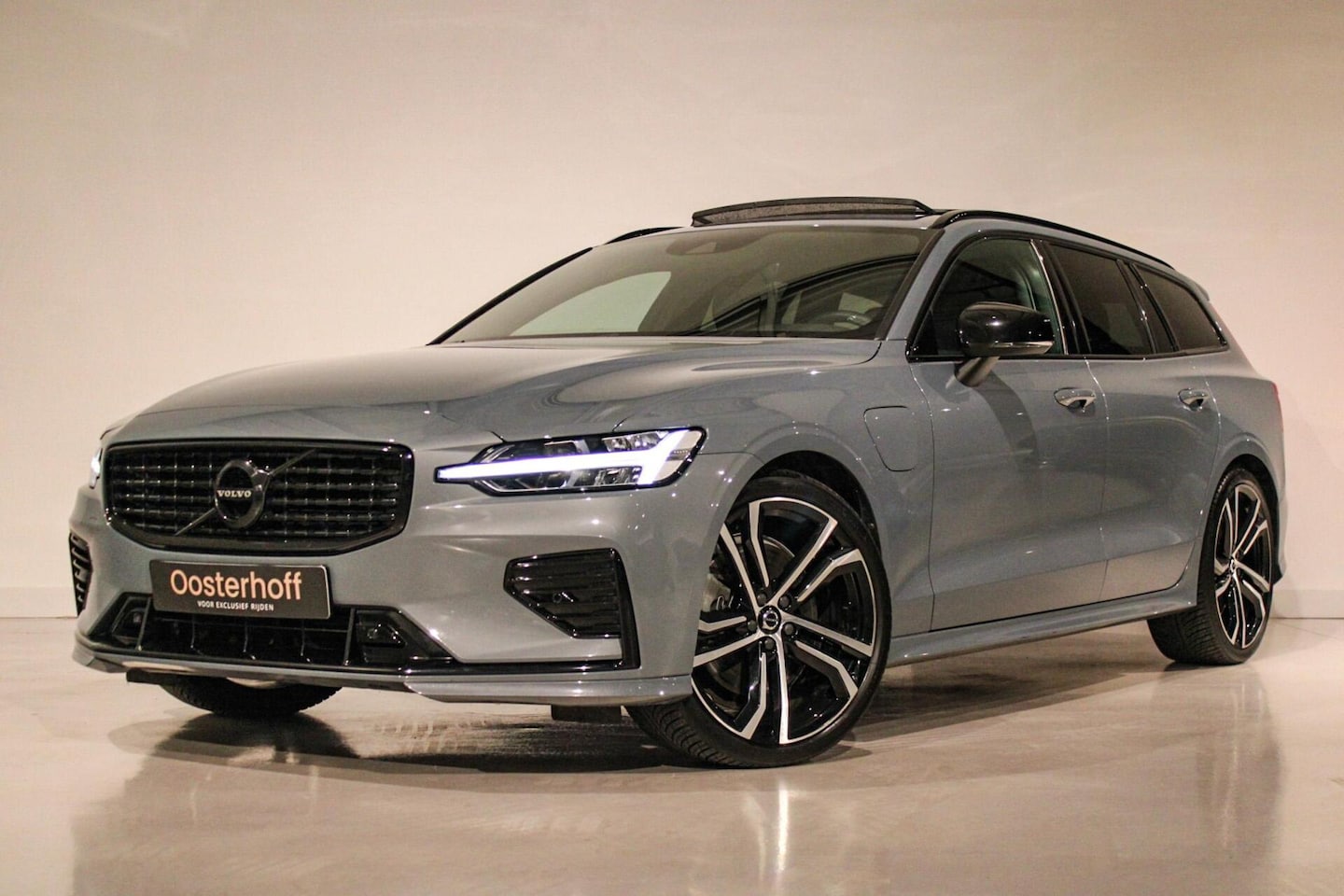 Volvo V60 - 2.0 T6 Recharge AWD R-Design PANO | LONG RANGE - AutoWereld.nl