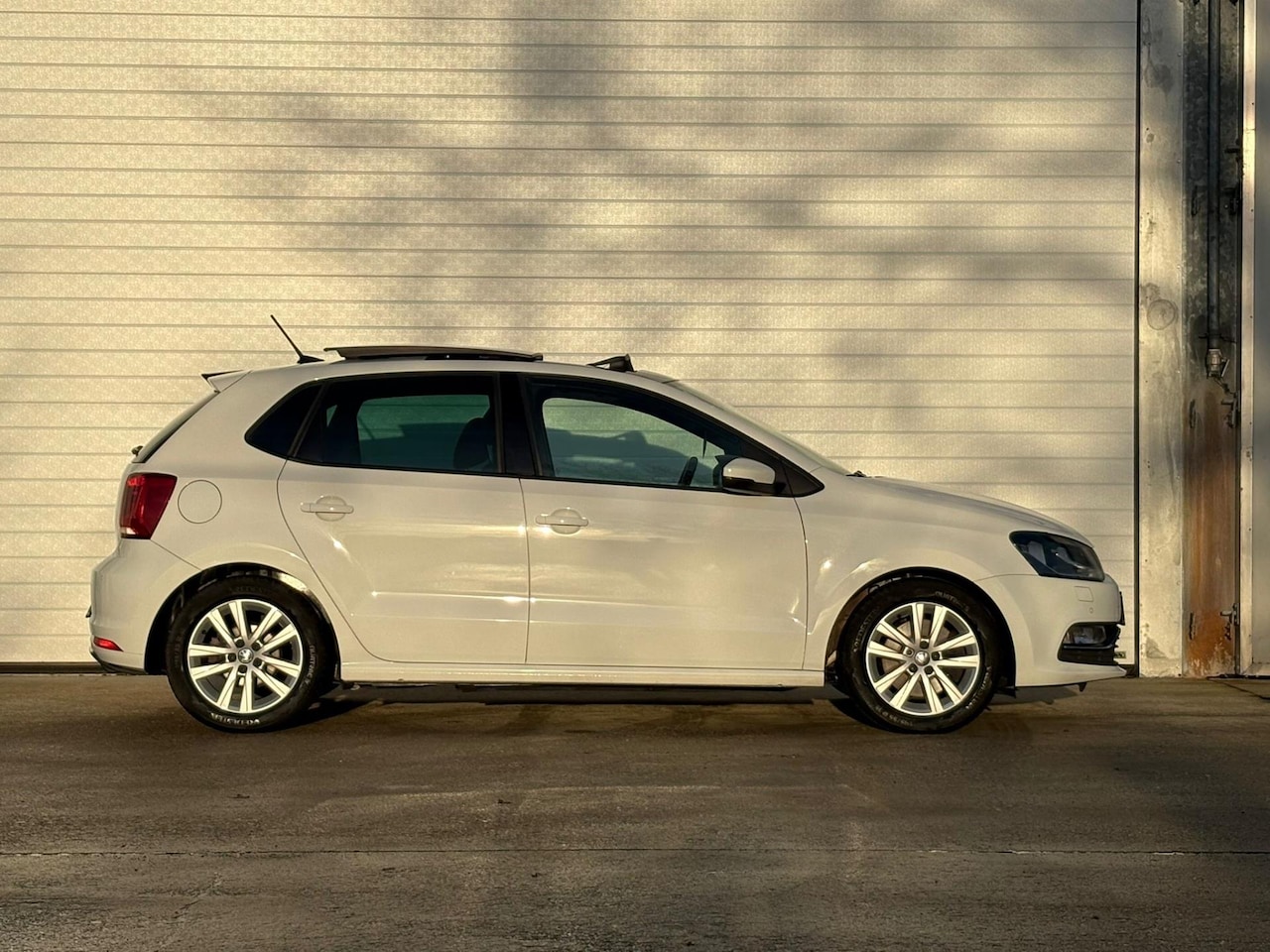 Volkswagen Polo - 1.2 TSI I R-Line I Pano I PDC I Xenon - AutoWereld.nl