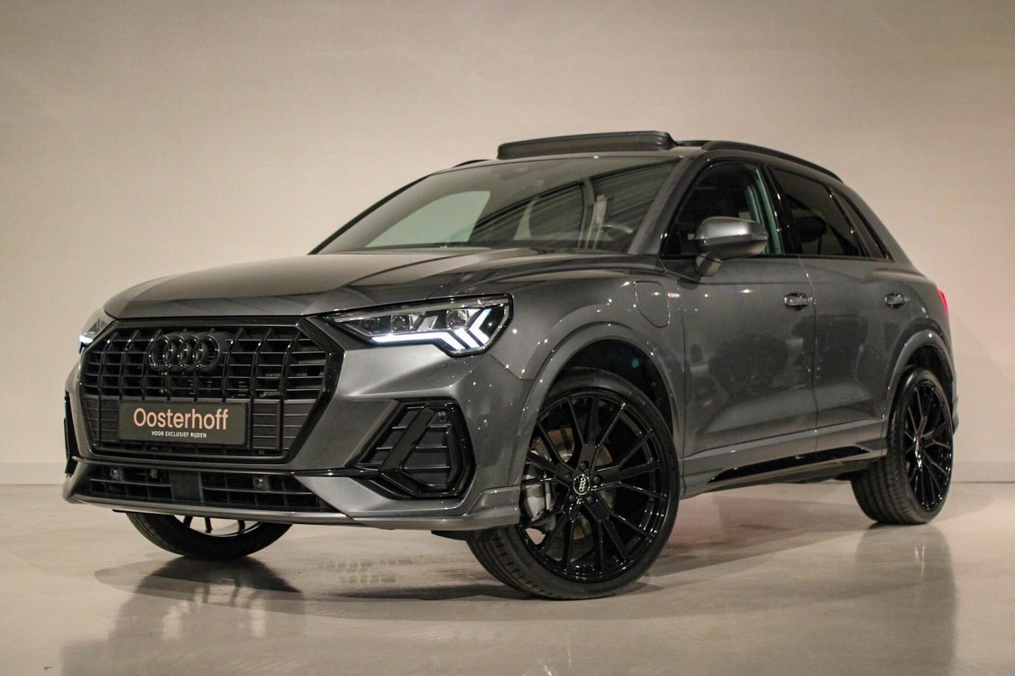 Audi Q3 - 45 TFSI e S edition PANO | KEYLESS - AutoWereld.nl