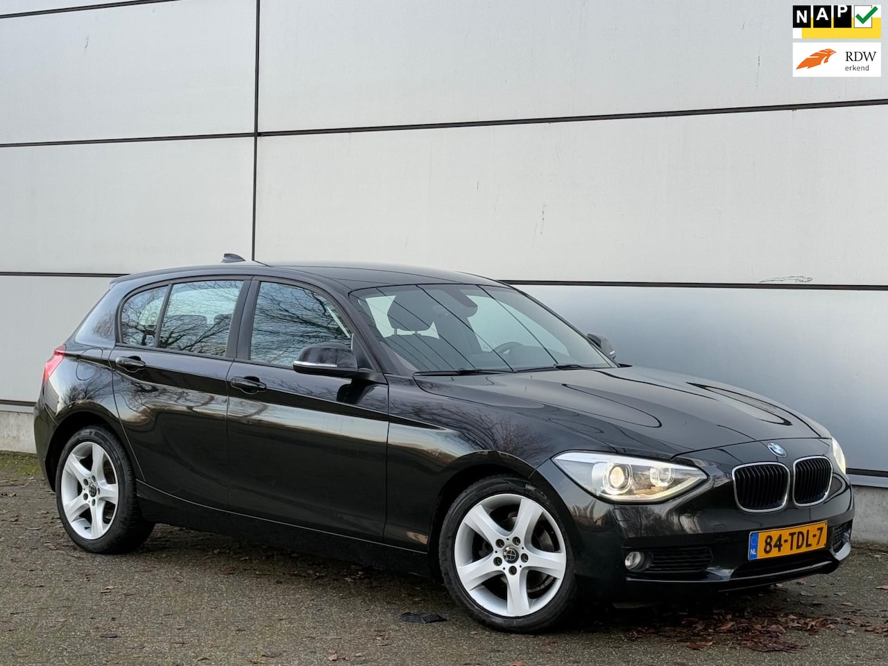 BMW 1-serie - 116i Business+ Led |Navi |Xenon |Trekhaak |Cruise |Clima |Lmv |Nap |Boekjes - AutoWereld.nl