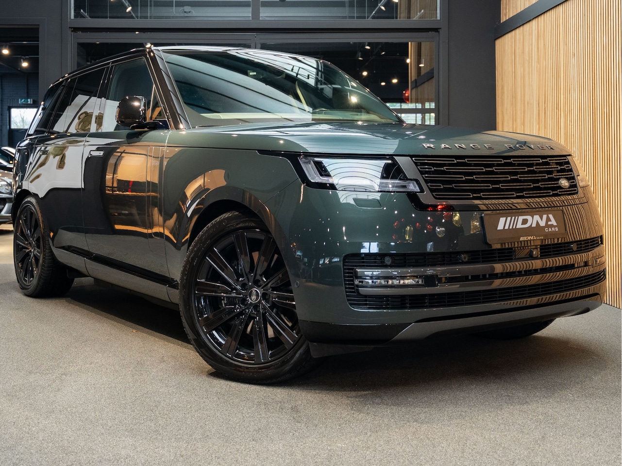 Land Rover Range Rover - P550e Autobiography Belgravia Green 3.0 P550e Autobiography PHEV - AutoWereld.nl