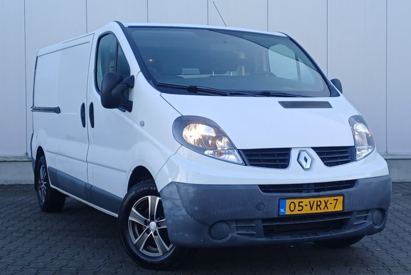 Renault Trafic - 2.0 dCi T29 L2H1 Gén, Airco, All seasonbanden, Trekhaak - AutoWereld.nl