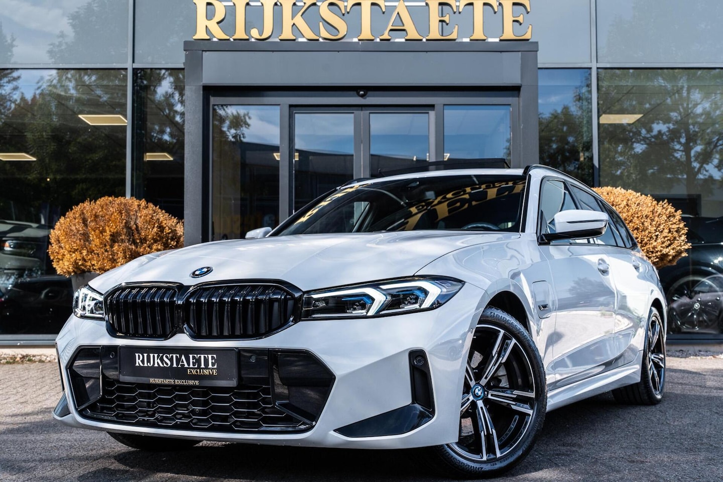 BMW 3-serie Touring - 330e|PANO|HEAD-UP|M-PAKKET|CAMERA|291PK - AutoWereld.nl