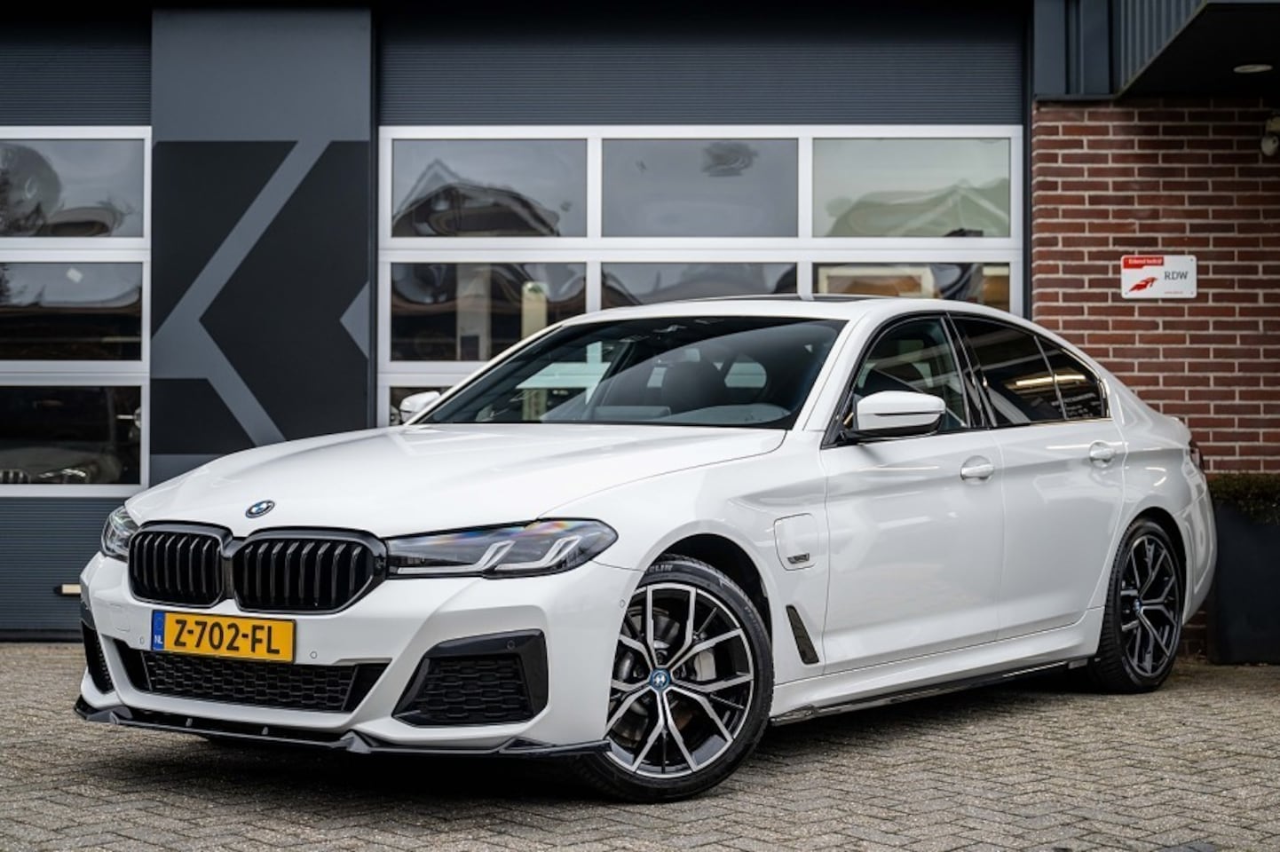 BMW 5-serie - 530 530e xDrive High Executive | M-Sport | Shadow | Panorama | Laser | Leder | Camera | Tr - AutoWereld.nl