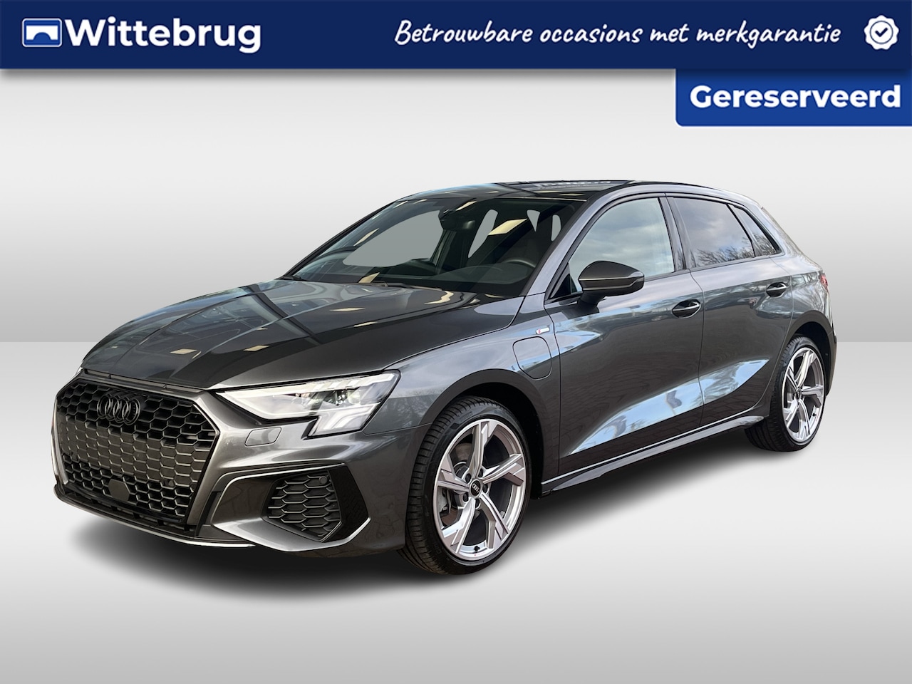 Audi A3 Sportback - 40 TFSI e S-line / Leder-Alacantara RS Stoelen met Rode Stiksels / Zwart Optiek Plus / Cam - AutoWereld.nl