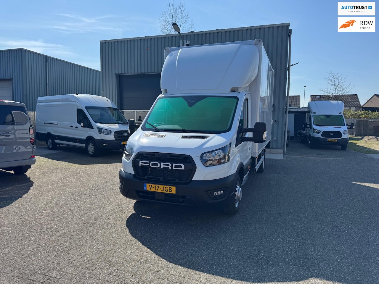 Ford Transit - 350 165PK NL Auto BOMVOL bakwagen dubbellucht met laadklep 1000 kg, luchtvering. Deze auto - AutoWereld.nl