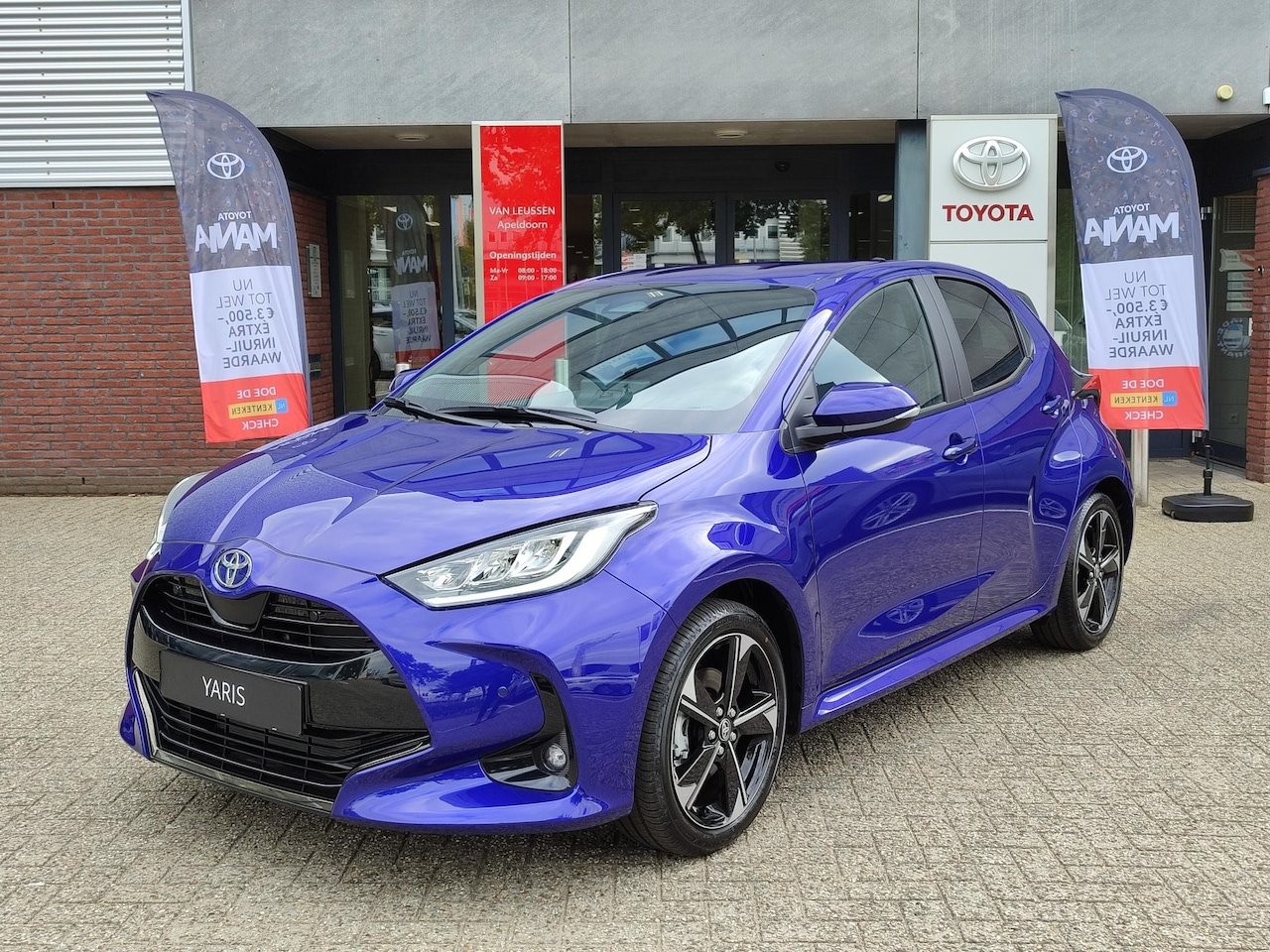 Toyota Yaris - Hybrid 130 EXECUTIVE NIEUW DIRECT LEVERBAAR! STOELVERW PARK-SENSOREN 17'' LM-VELGEN BLIND - AutoWereld.nl