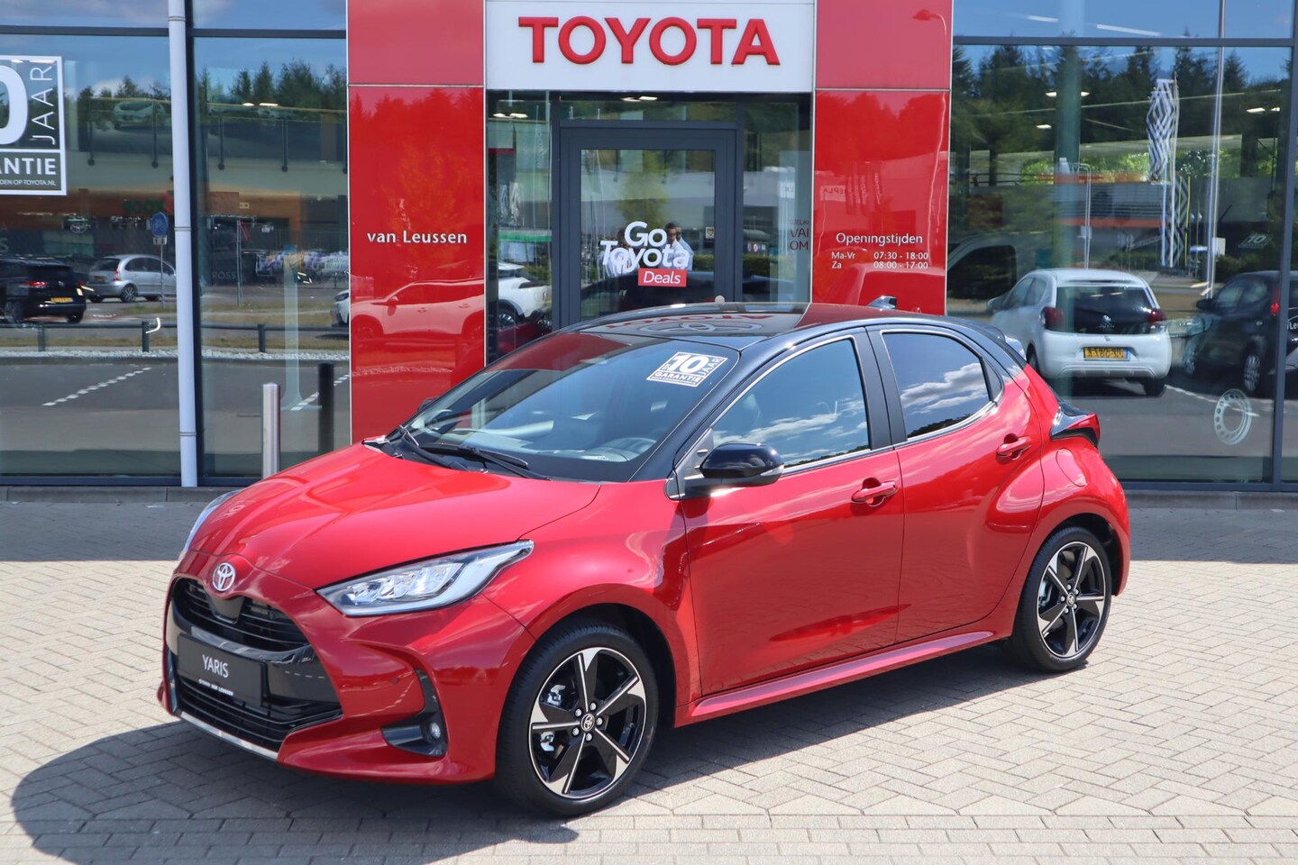 Toyota Yaris - 1.5 HYBRID 130 EXECUTIVE NIEUW! BLIND-SPOT JBL-AUDIO HUD PANODAK P-SENSOREN STOEL/STUURVER - AutoWereld.nl