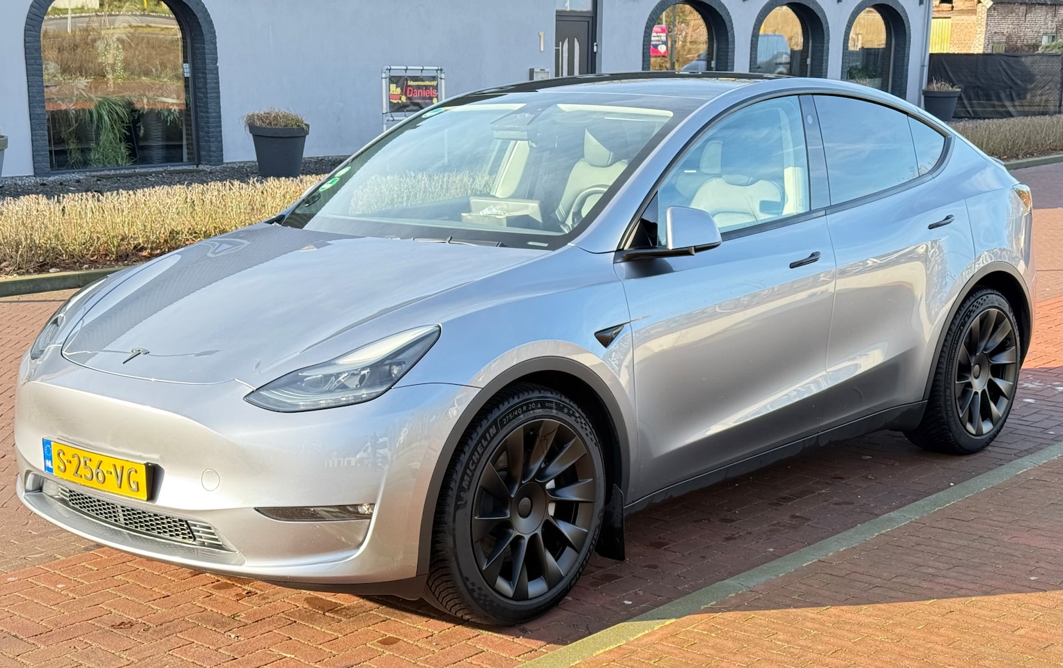 Tesla Model Y - Long Range QuickSilver 20 Inch 93% SOH Trekhaak Enhanced autopilot new Michelin CC3 sport - AutoWereld.nl