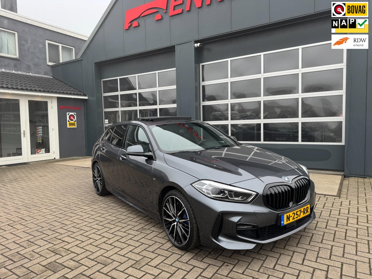 BMW 1-serie - 120i Business Edition Plus M-Sport / Pano / M -Sportzetels / Camera . - AutoWereld.nl