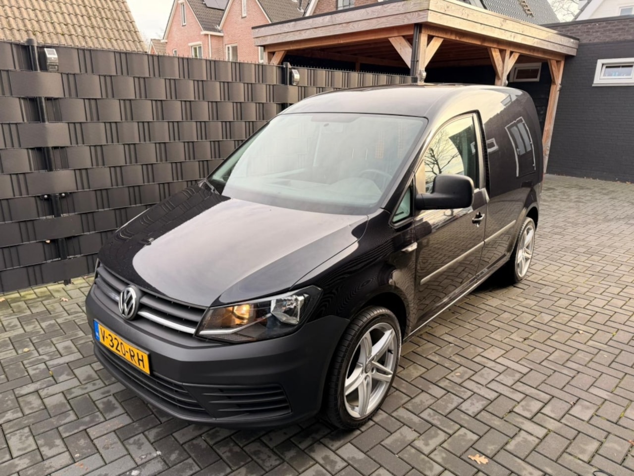 Volkswagen Caddy - 2.0TDI L1H1 BMTEcBu| ZWART| AIRCO| 18"| BLUETOOTH - AutoWereld.nl