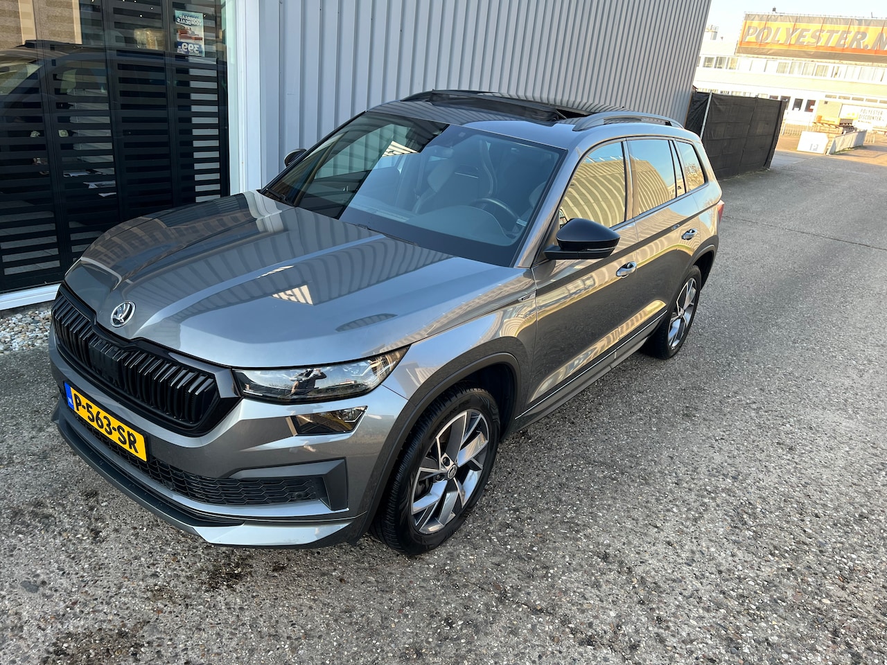 Skoda Kodiaq - 1.5 TSI Sportline Business 7p. Trekhaak l Panoramadak l Dealer onderhouden l Achteruitrijcamera l ACC l - AutoWereld.nl